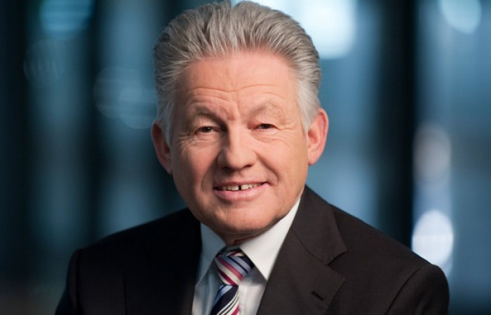 Dr. Josef Pühringer
Landeshauptmann von Oberösterreich
Ich trachte danach eine Politik der Nachhaltigkeit zum obersten Prinzip zu machen, um nicht in die Taschen der nachfolgenden Generationen zu greifen.